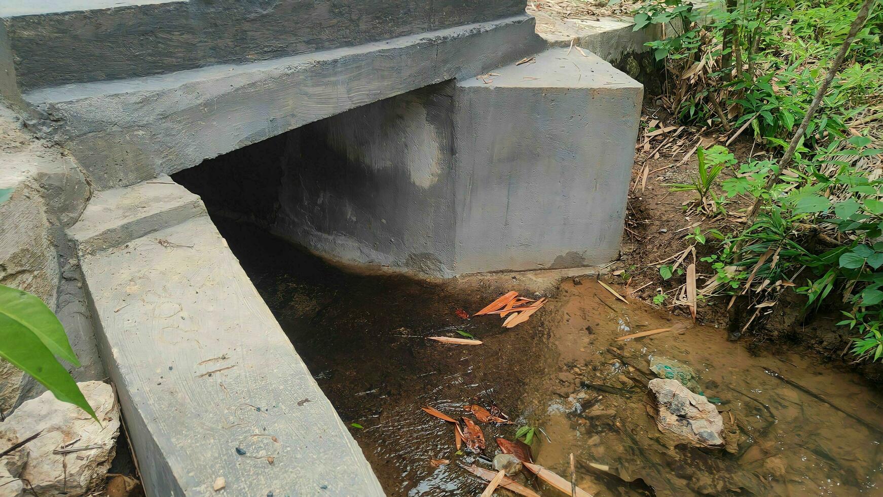 visível debaixo a parede ponte dentro a rio irrigação canal foto