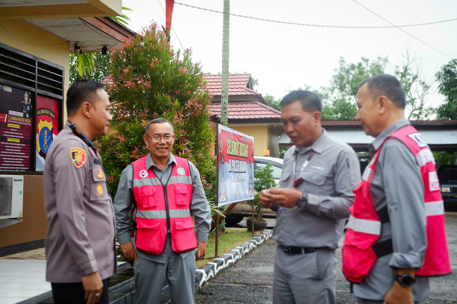 kuaro Kalimantan timur, Indonésia 19 janeiro 2024. uma polícia Policial é interagindo com companhia empregados foto