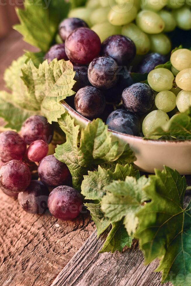 uvas na mesa de madeira foto