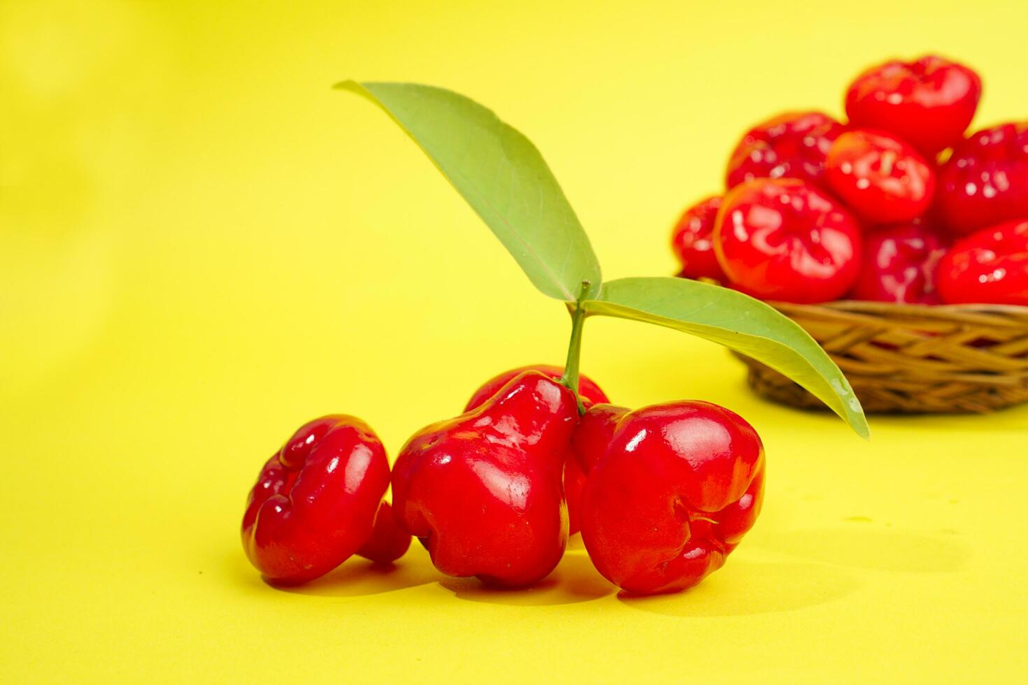 fresco água maçã fruta e alguns água maçã em cesta atrás em amarelo fundo foto