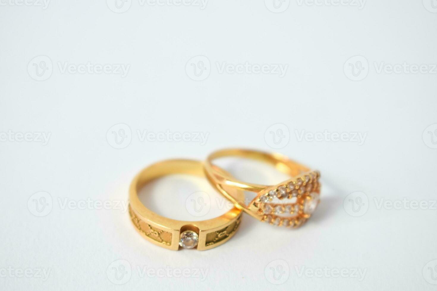 fechar acima dourado anel com diamante em isolado branco fundo foto