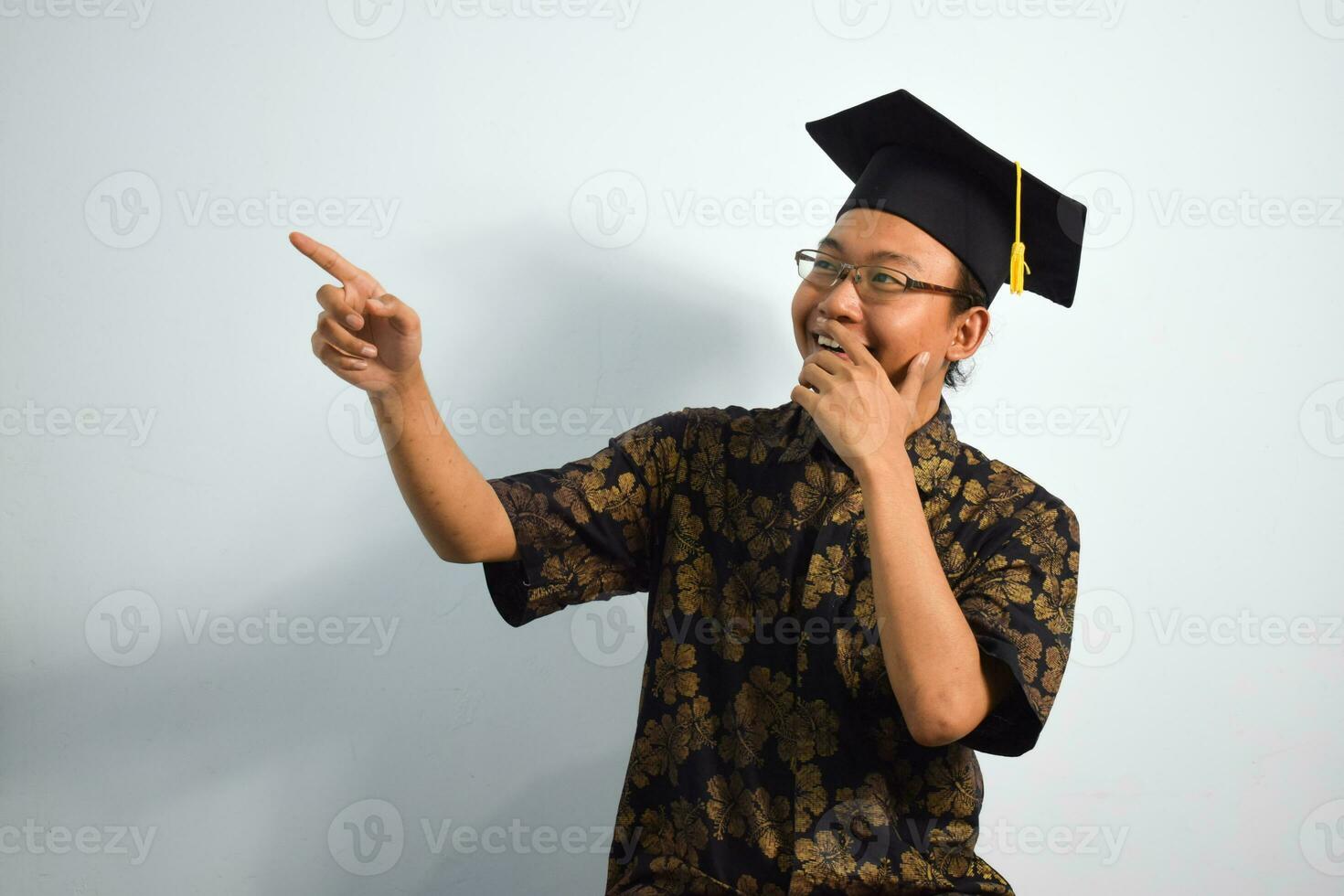 expressivo do adulto Indonésia masculino vestem batik, toga copo ou graduação chapéu e Óculos isolado em branco fundo, expressões do retrato graduação foto