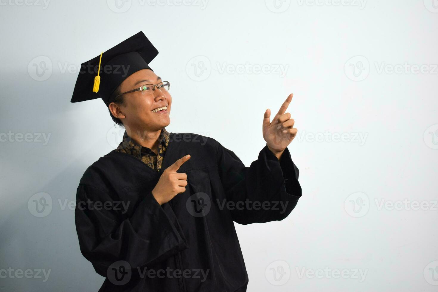 expressivo do adulto Indonésia masculino vestem graduação manto, chapéu e Óculos isolado em branco fundo, expressões do retrato graduação foto