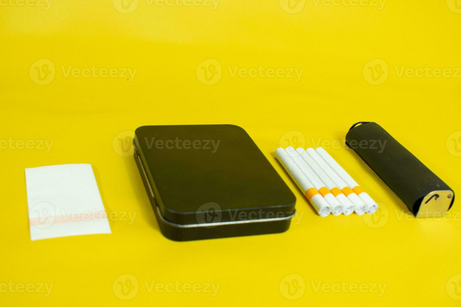uma pacote do cigarro feito à mão, tabaco, cigarro rolo e papper foto