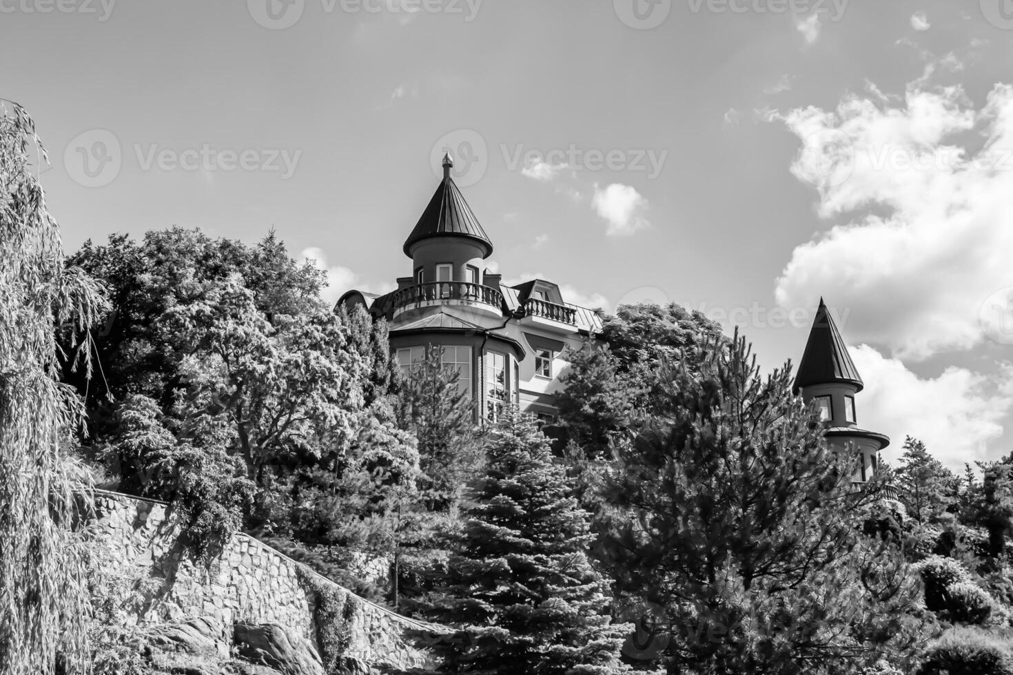 fotografia sobre tema antigo castelo de tijolos com grande torre foto