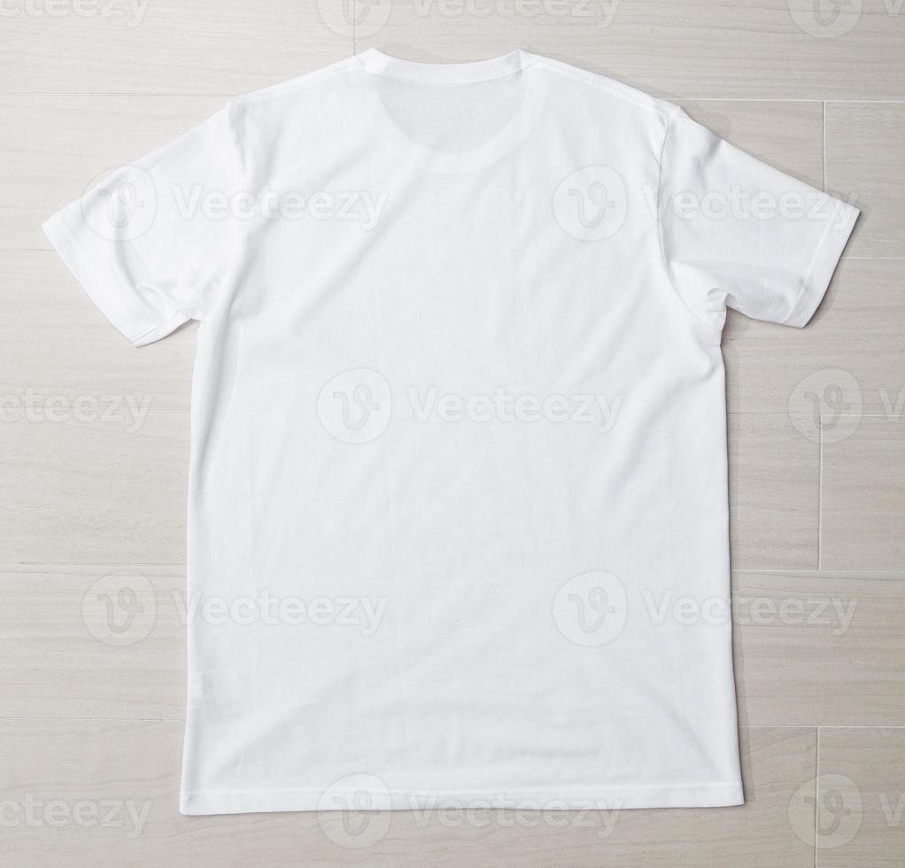 modelo de maquete de camiseta branca em branco no chão foto