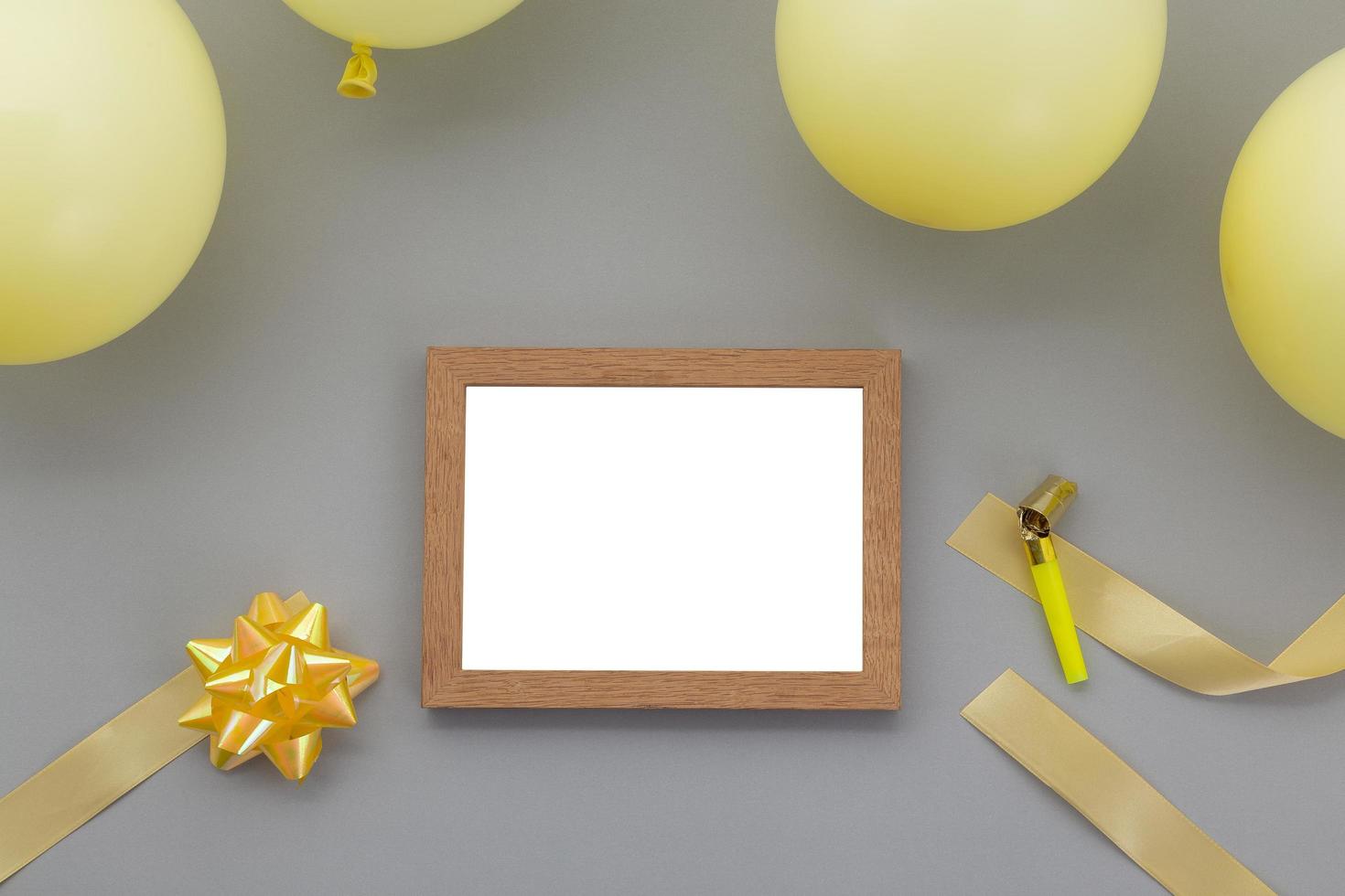 fundo de feliz aniversário, decoração de festa plana com moldura em fundo cinza pastel foto