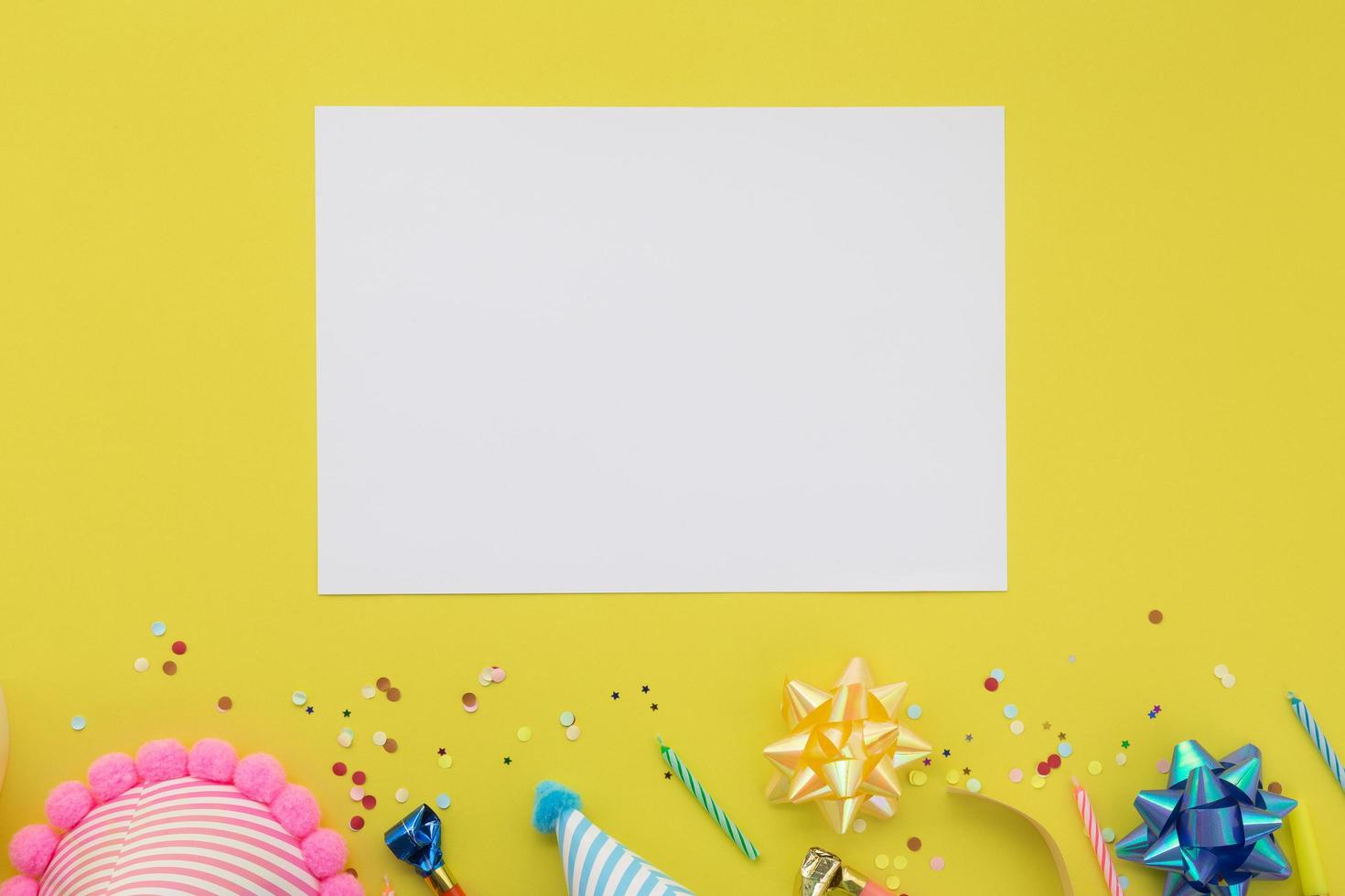 fundo de feliz aniversário, decoração de festa plana leiga colorida com cartão de convite de panfleto em fundo amarelo pastel foto