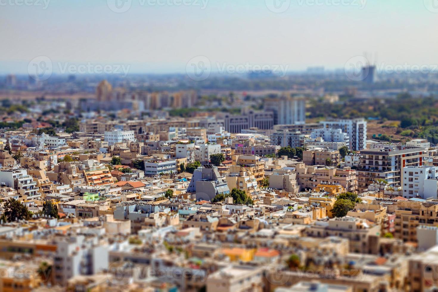 vista aérea do espaço da cidade nos bairros do sul de tel aviv foto