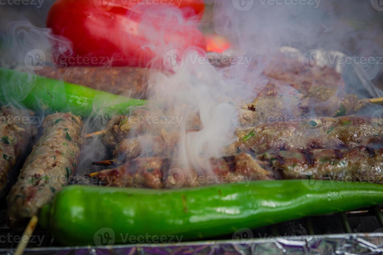 diferentes tipos de carne são cozidos na grelha foto