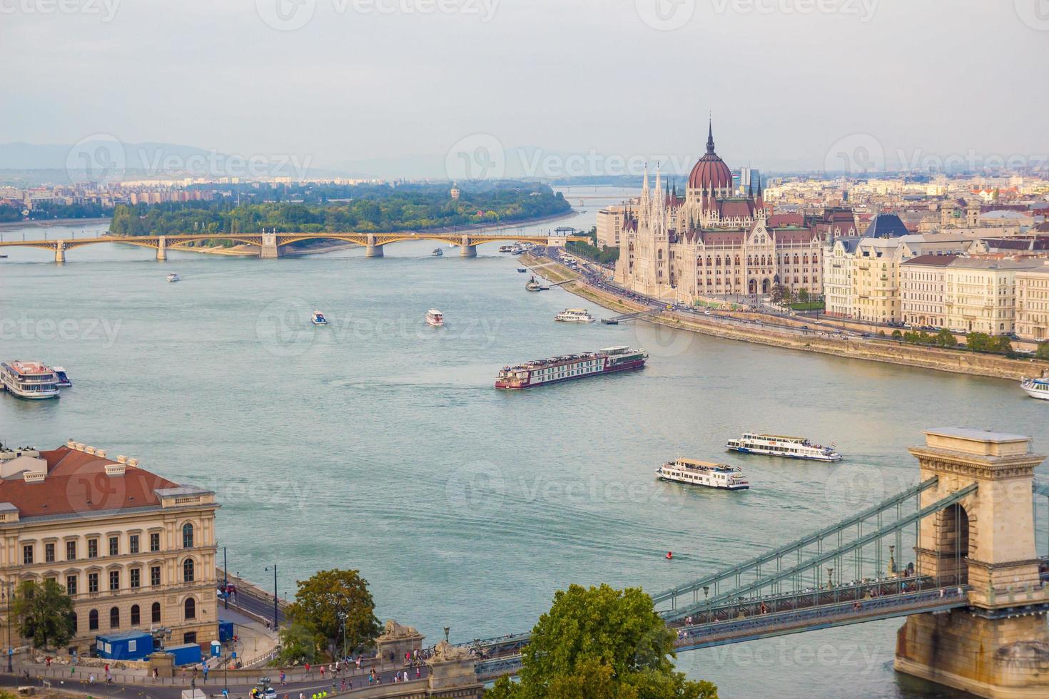 vista da cidade de budapeste no parlamento húngaro e na ilha de margaret. Budapeste, Hungria foto