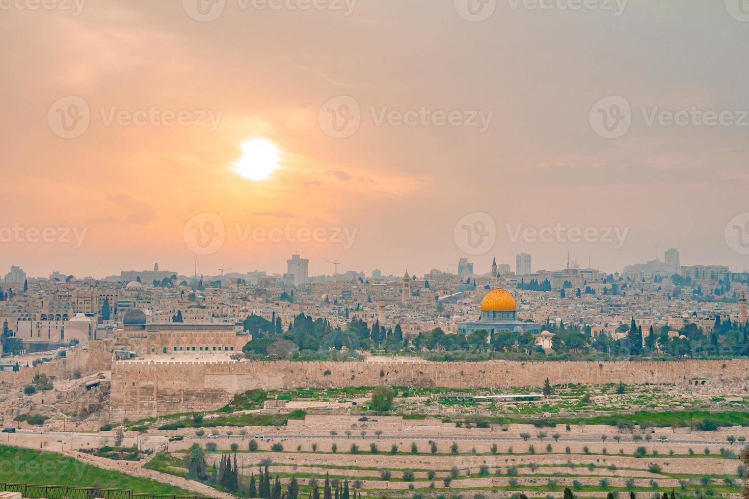 vista panorâmica da cidade velha de jerusalém e do monte do templo durante um pôr do sol colorido dramático foto