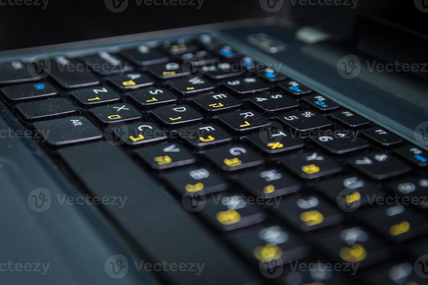 teclado com letras em hebraico e inglês foto