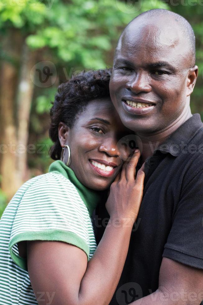 casal feliz no campo foto