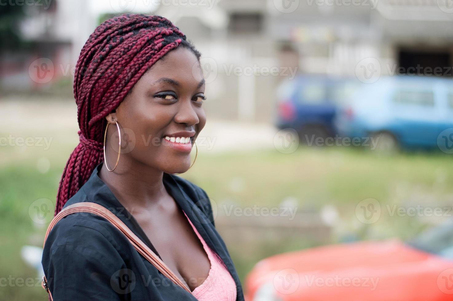 retrato de mulher muito sorridente. foto