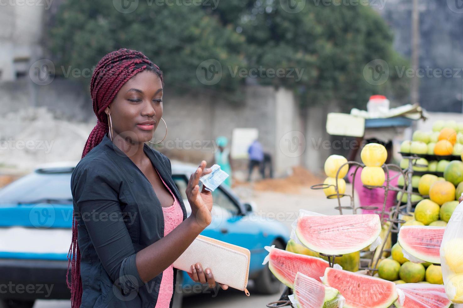 jovem no mercado de rua de frutas. foto
