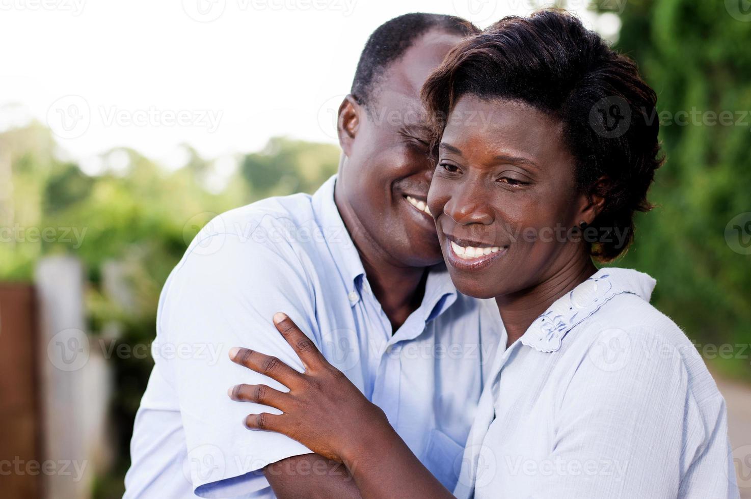 jovem casal feliz se abraçando. foto