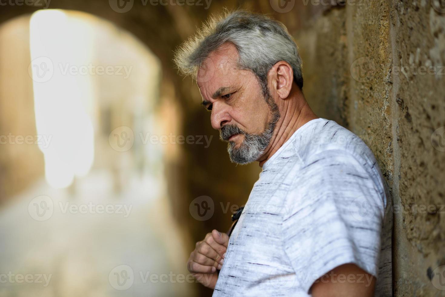 retrato de um homem maduro e sério no meio urbano. foto