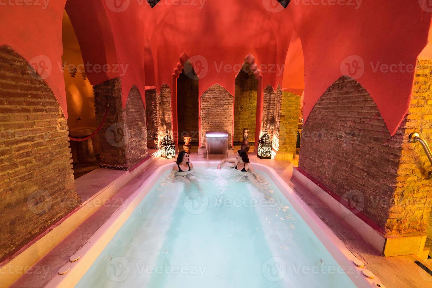 duas mulheres desfrutando de banhos árabes hammam em granada foto