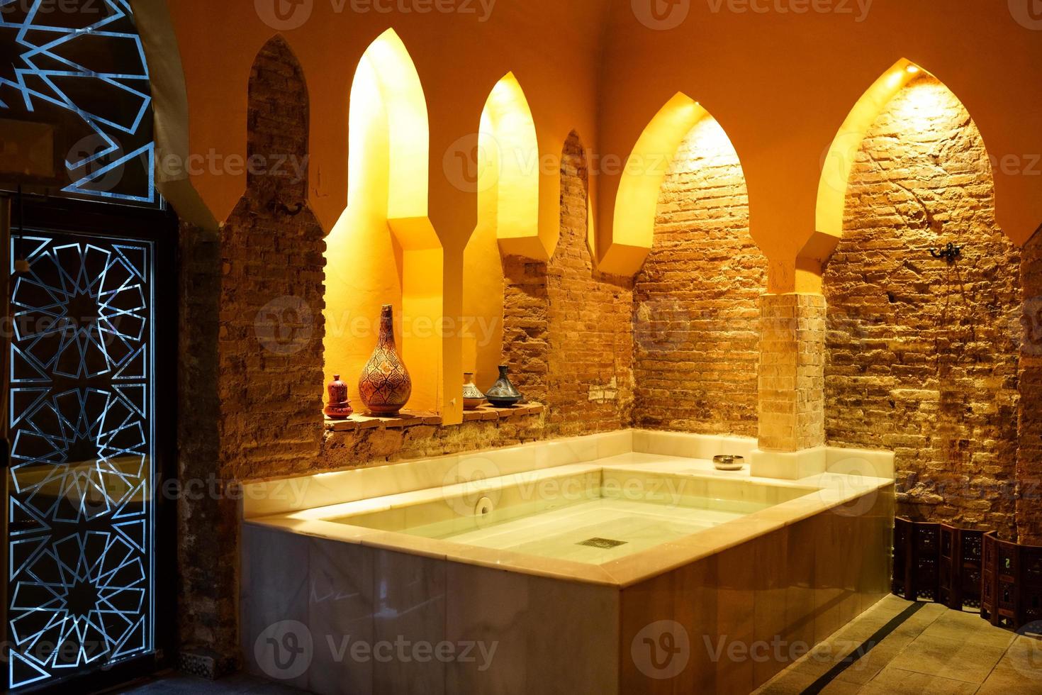 hammam de banhos árabes em granada, andaluzia, espanha. foto
