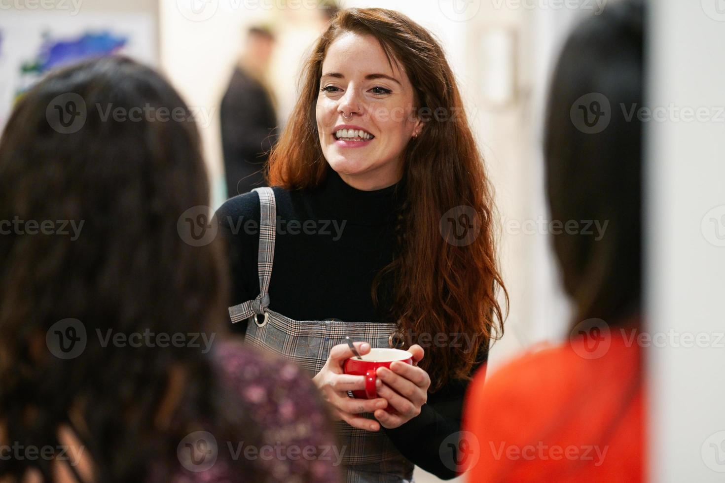 grupo de três amigos felizes bebendo café em um café-bar. foto