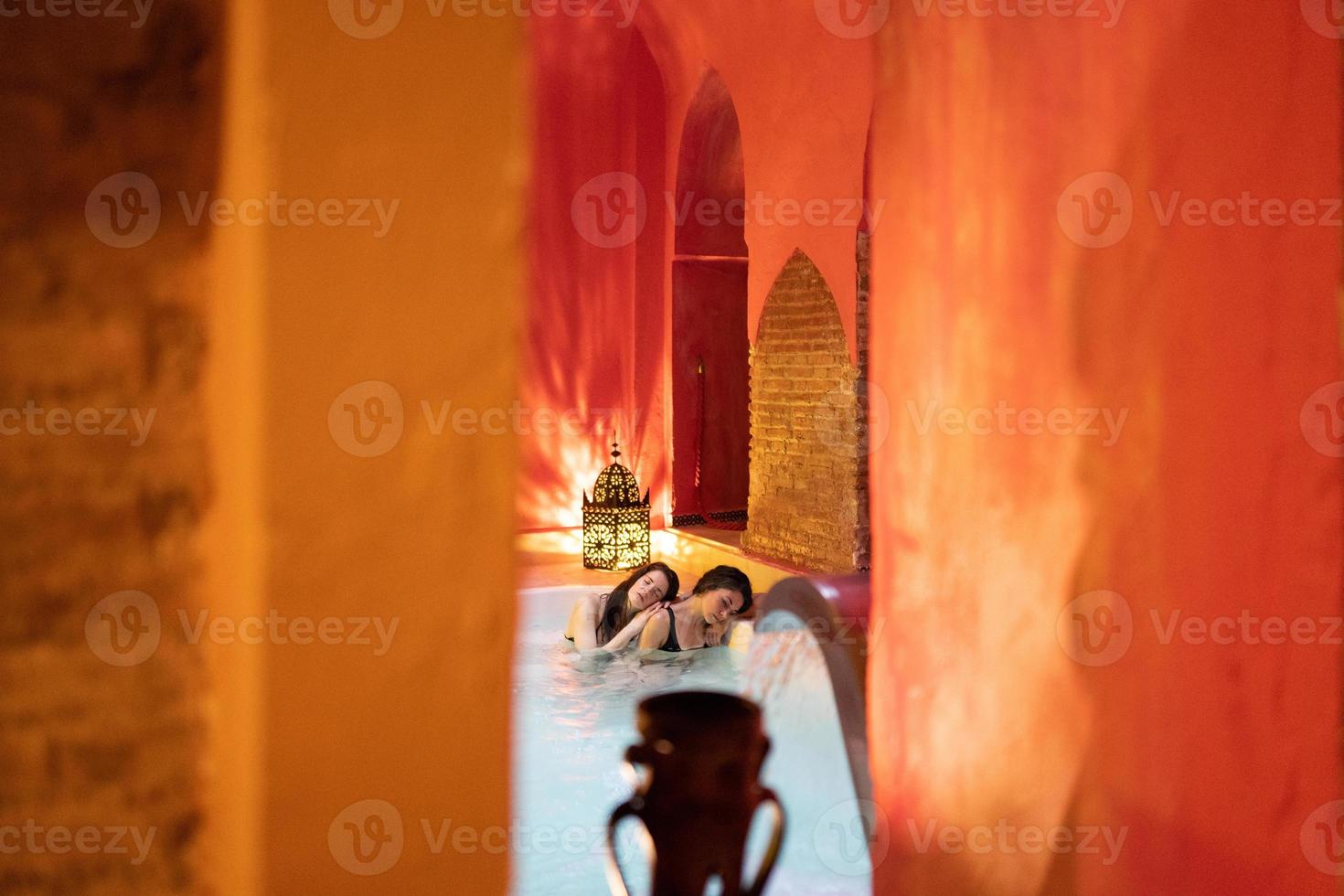 duas mulheres desfrutando de banhos árabes hammam em granada foto