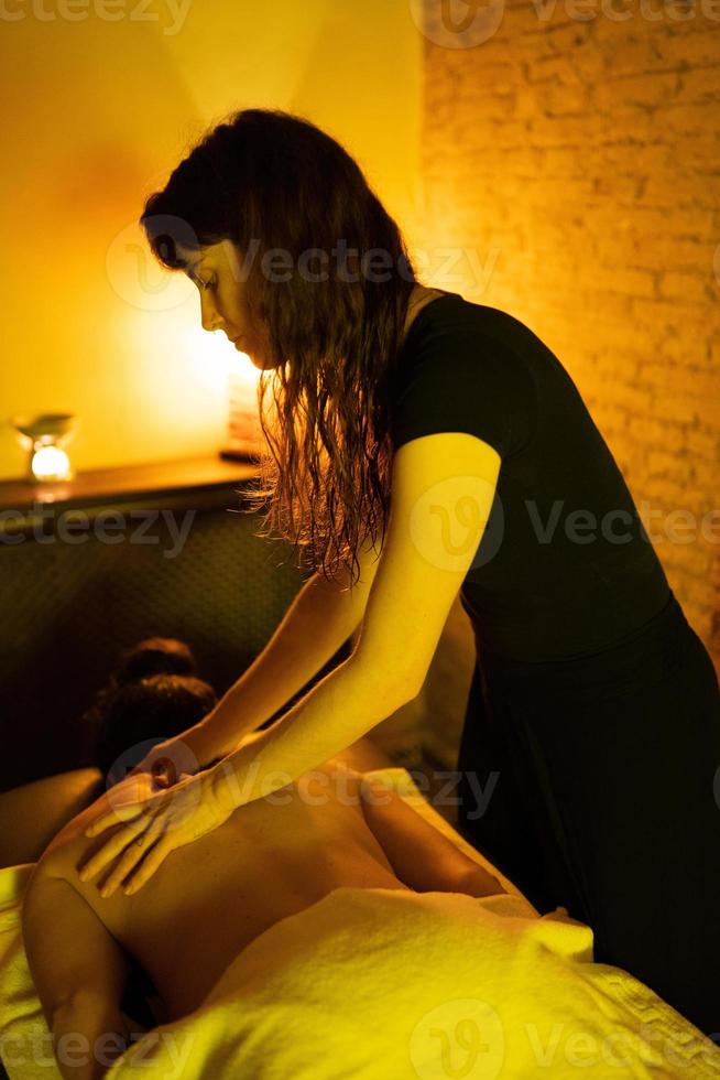 mulher recebendo massagem nas costas em banhos árabes foto