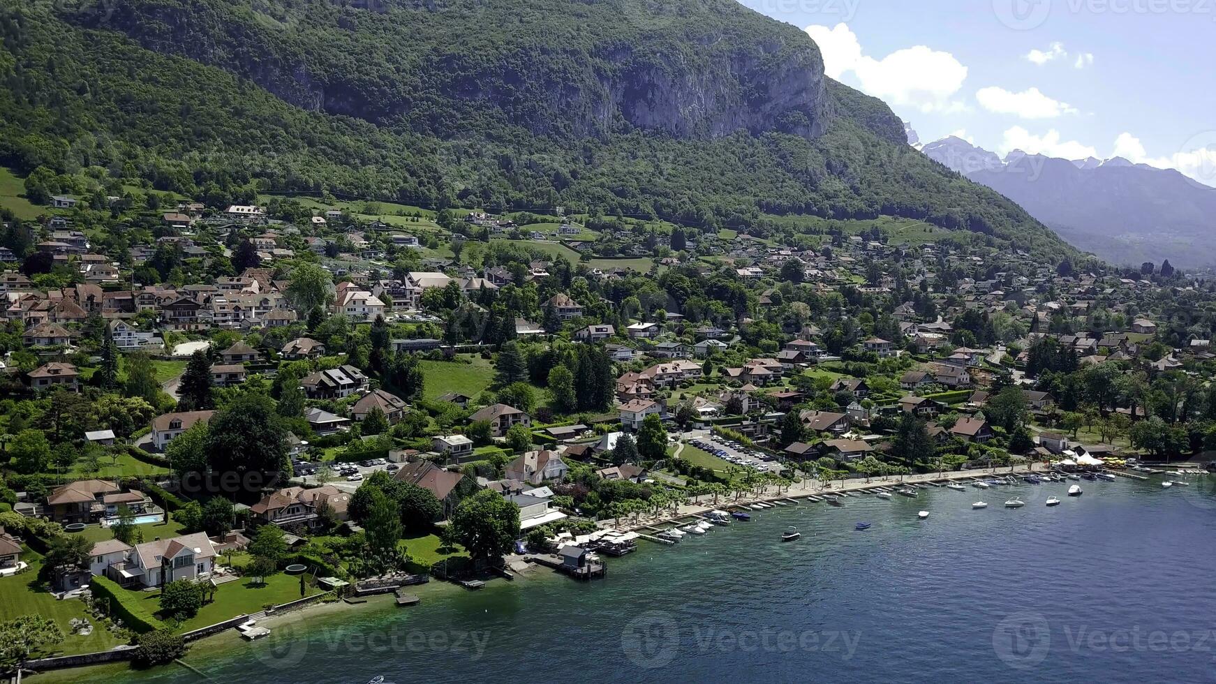 chalé Cidade em fundo do montanha e azul lago. Ação. topo Visão do paraíso período de férias local dentro país Cidade dentro arborizado área com costeiro montanhas de turquesa lago dentro verão foto