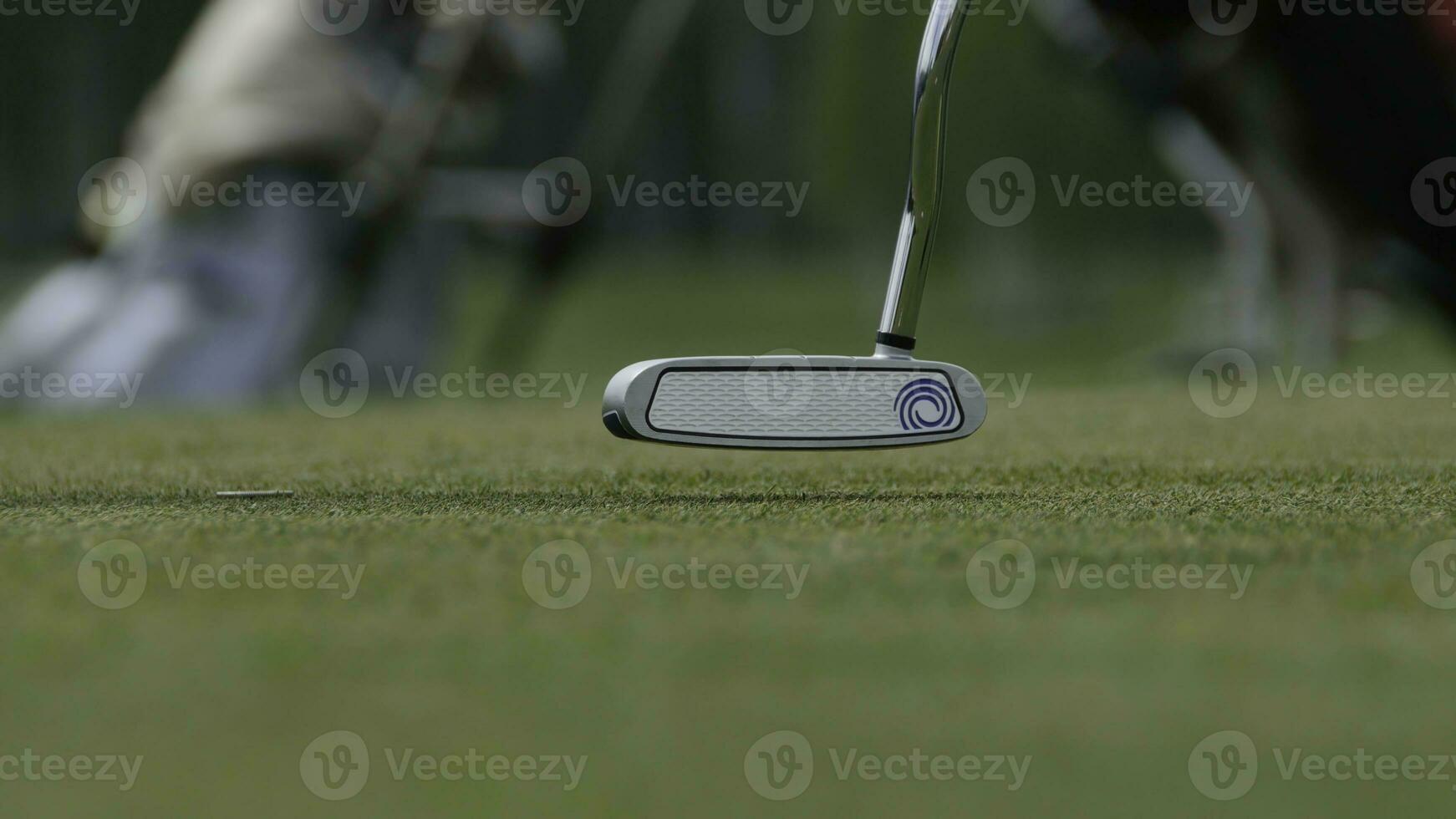 jogador de golfe batendo golfe tiro com clube em a curso. bater a bola golfe foto