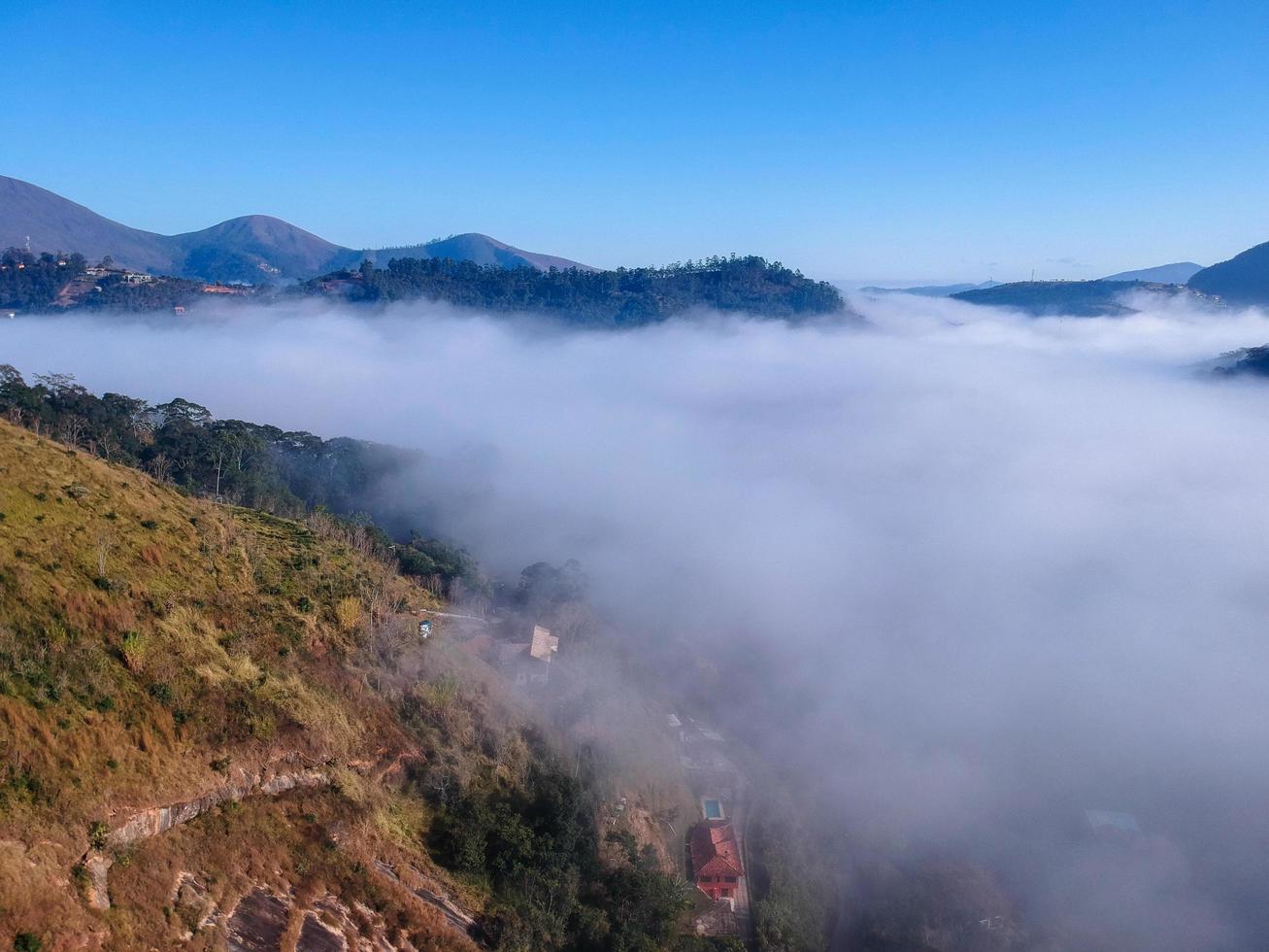 vista aérea de itaipava petrpolis de manhã cedo com muito nevoeiro na cidade foto