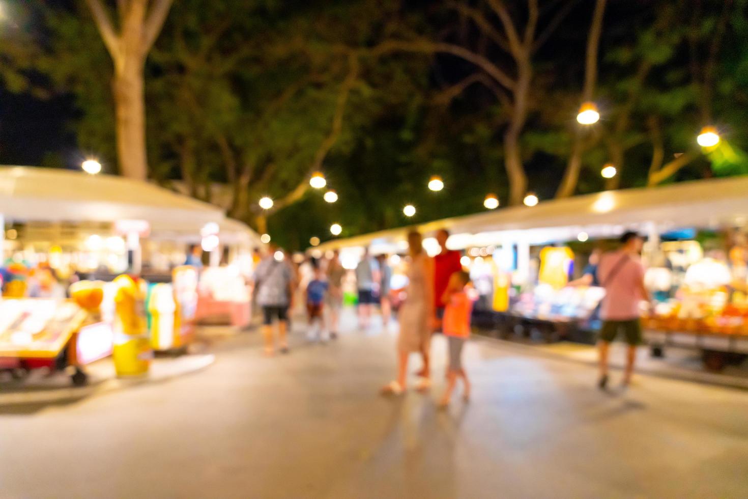 borrão abstrato e mercado de rua noturno desfocado para segundo plano foto