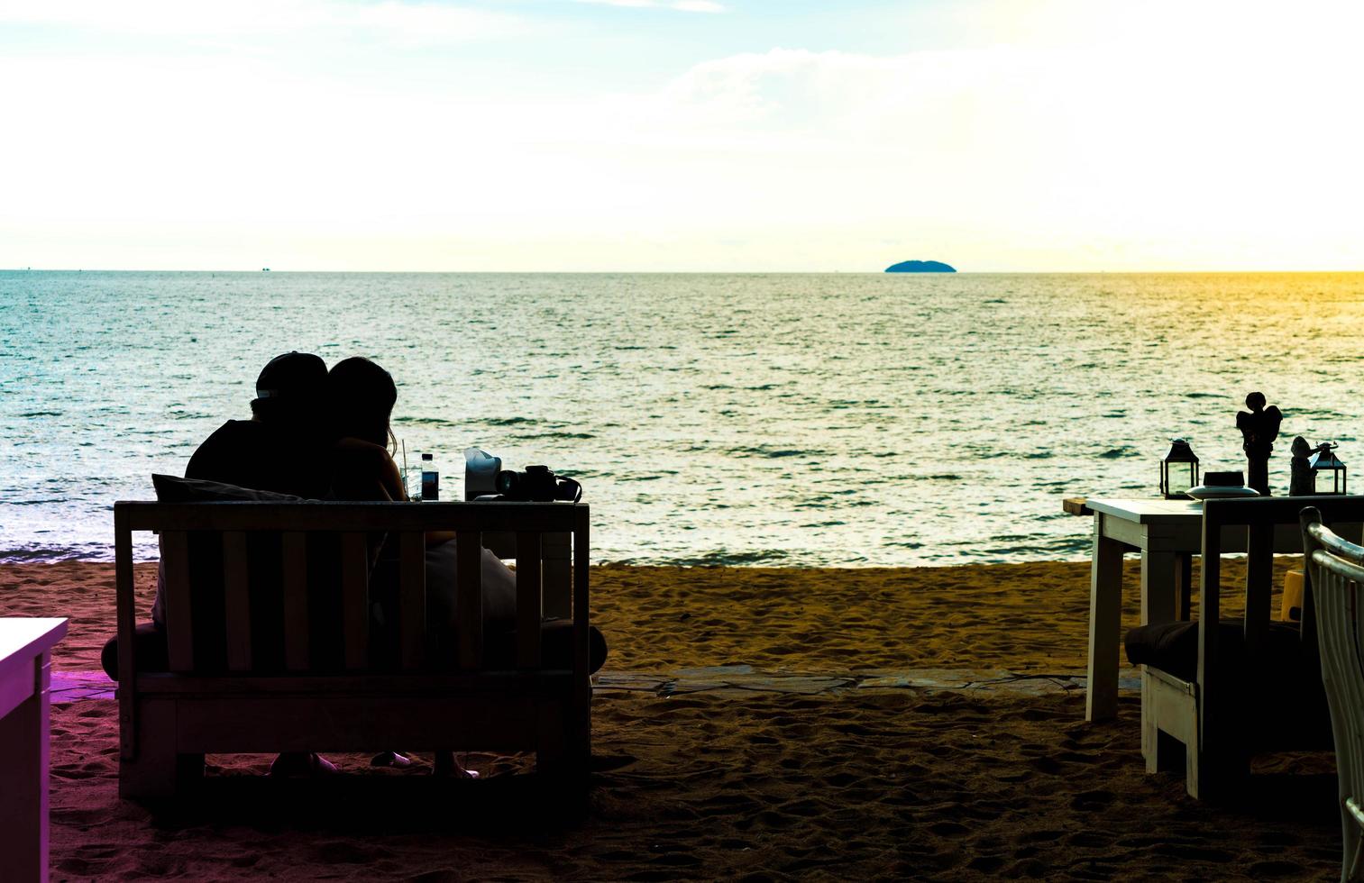 silhueta casal amor com vista para o mar - filtro de efeito vintage foto