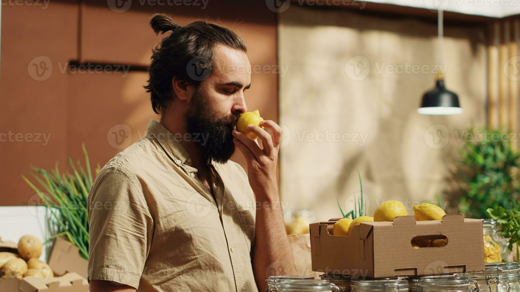 homem dentro sustentável bio agricultores mercado sente dopamina pressa enquanto cheirando limões. verde vivo cliente dentro local mercearia fazer compras tem nostálgico felicidade momento vendo Fazenda crescido frutas, lembrando infância foto