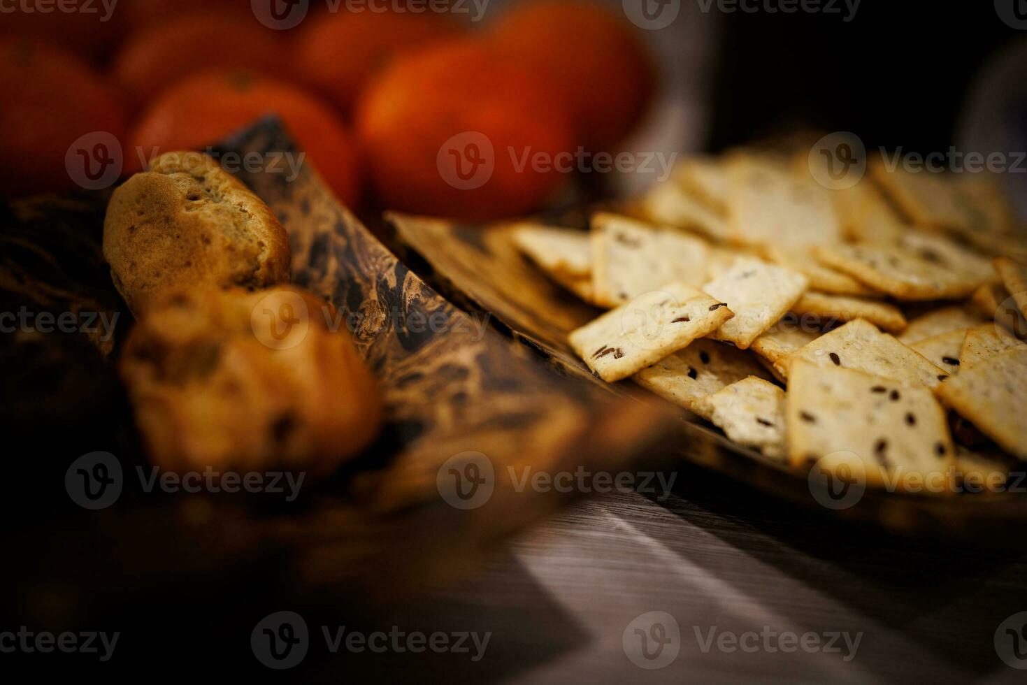 biscoitos com espalhados sementes dentro uma lindo de madeira placa. foto