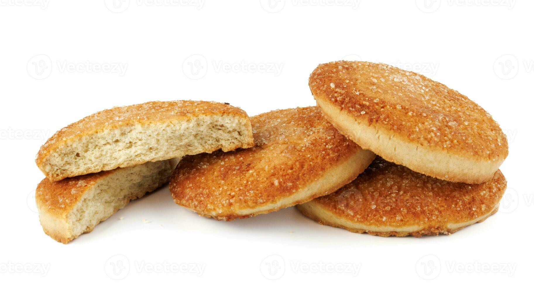 lindo volta biscoitos isolado em uma branco fundo. todo e quebrado biscoitos. foto