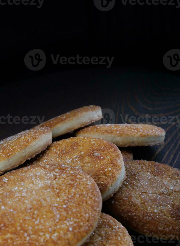 lindo volta biscoitos em uma de madeira borda. uma poucos biscoitos. uma grupo do biscoitos. foto