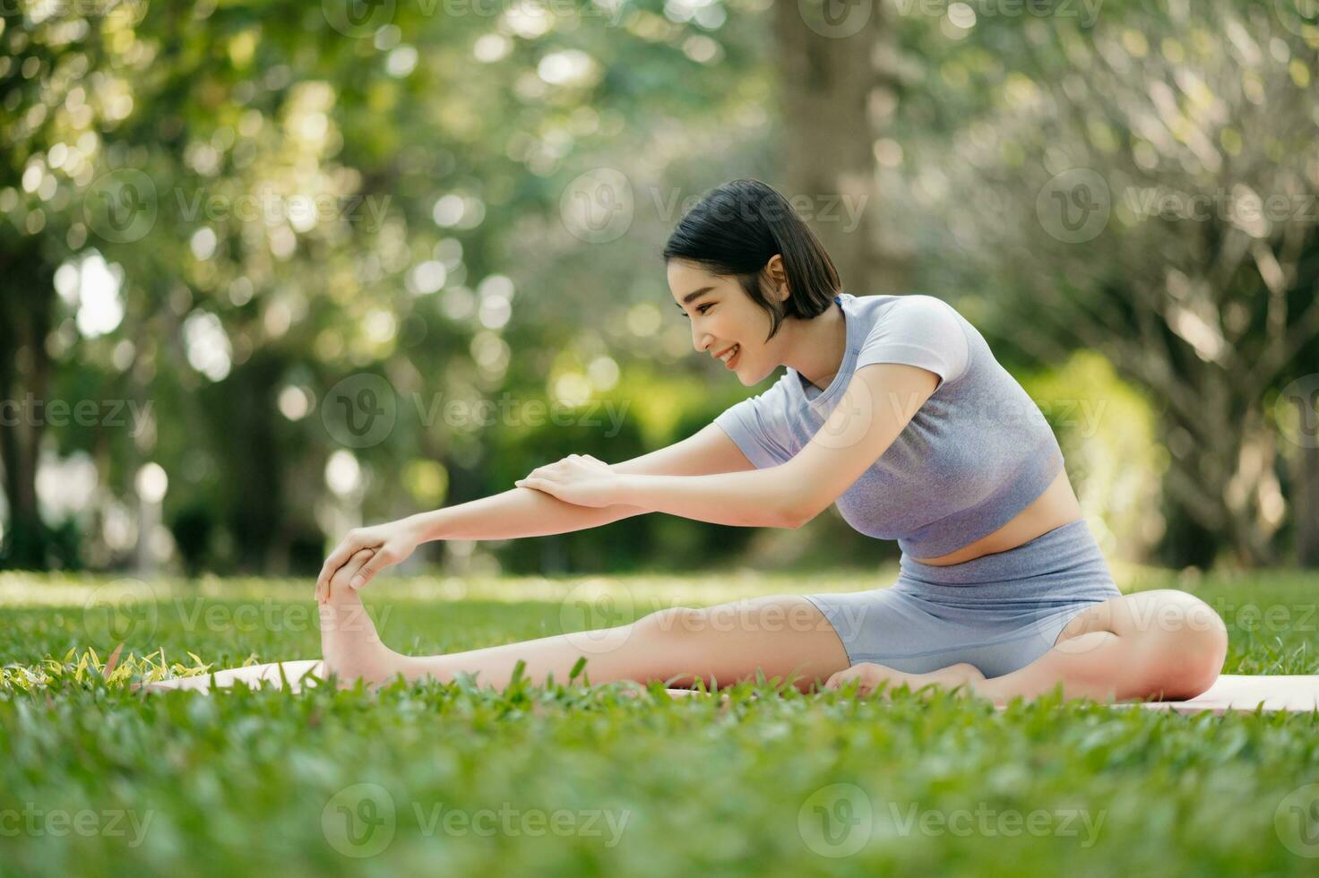 retrato do jovem mulher praticando ioga dentro jardim.fêmea felicidade. dentro a parque borrado fundo. foto