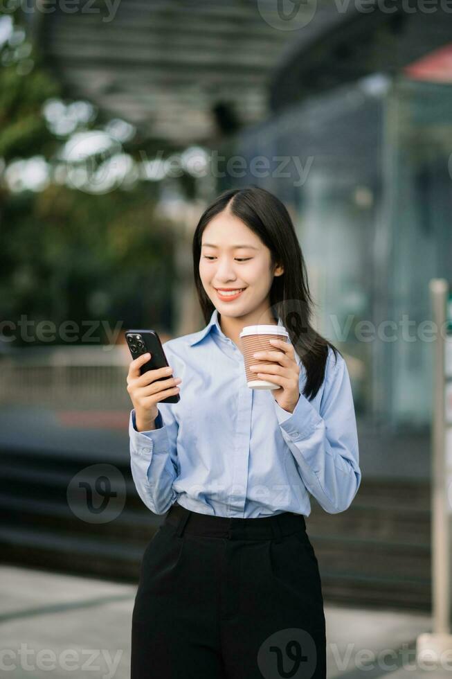 jovem ásia o negócio mulher líder empreendedor, profissional Gerente segurando digital tábua computador uon a rua dentro grande cidade foto