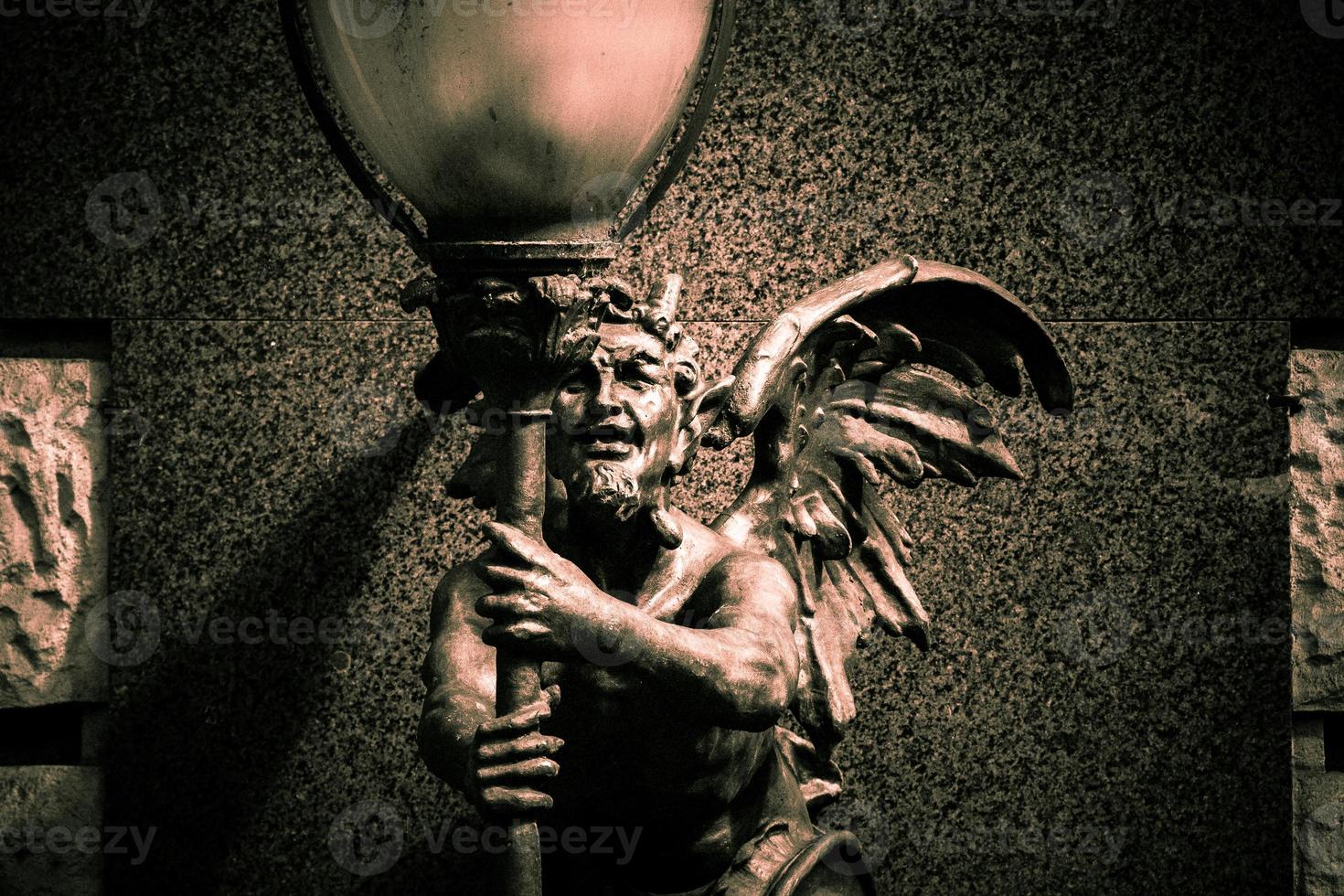 estátua de um demônio foto