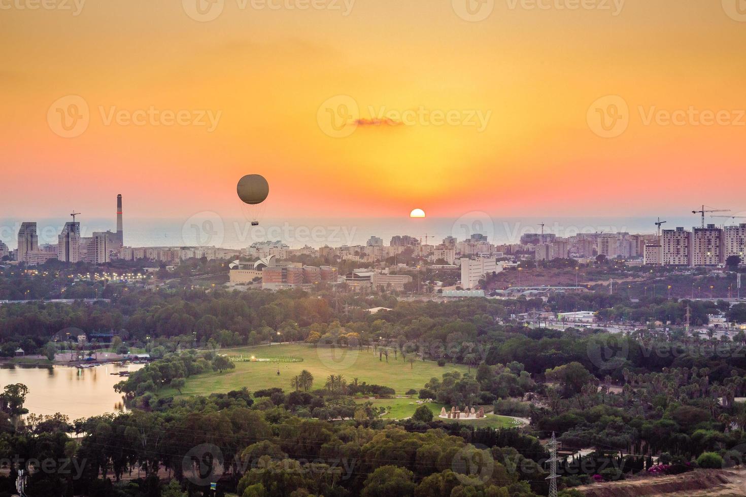 horizonte de tel aviv ao pôr do sol foto