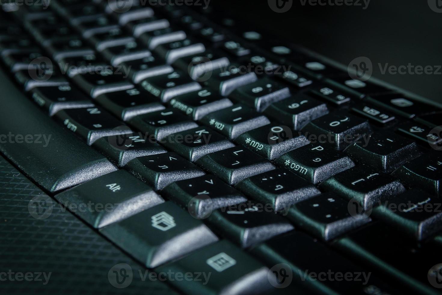 teclado com letras em hebraico e inglês foto