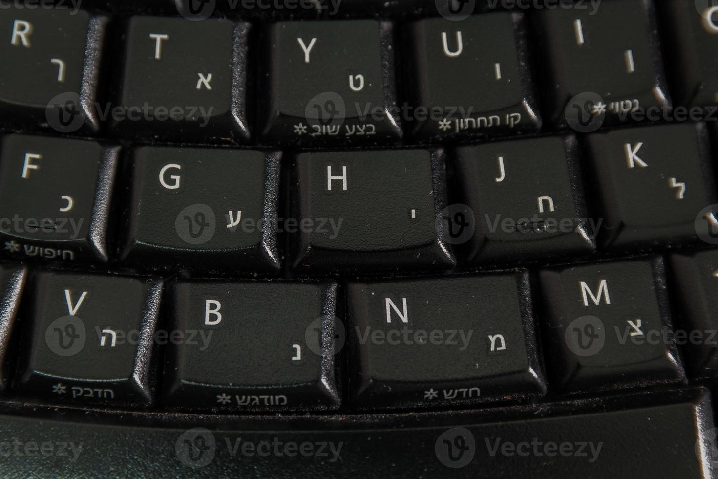 teclado com letras em hebraico e inglês foto