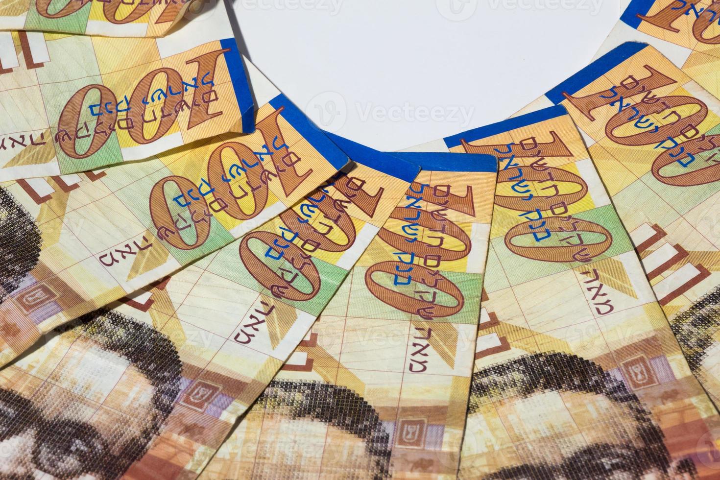 pilha de notas de dinheiro israelenses de 100 shekel - vista superior foto