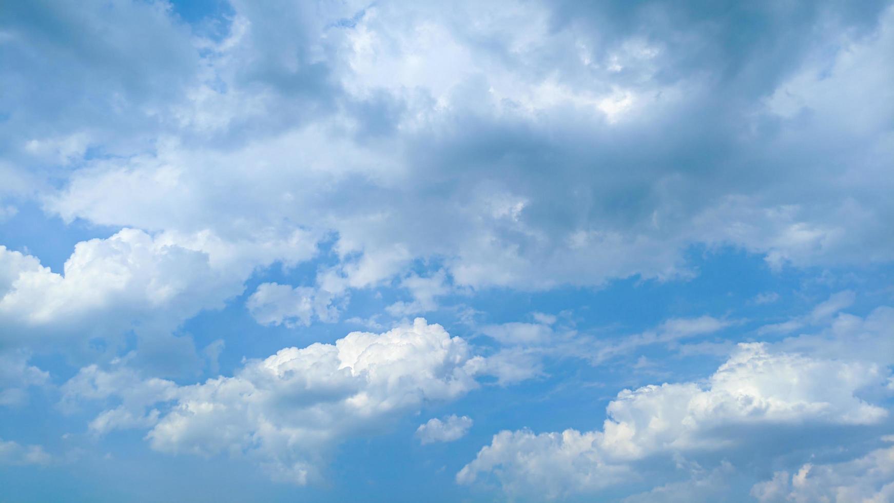 lindas nuvens e céu azul à luz do dia foto