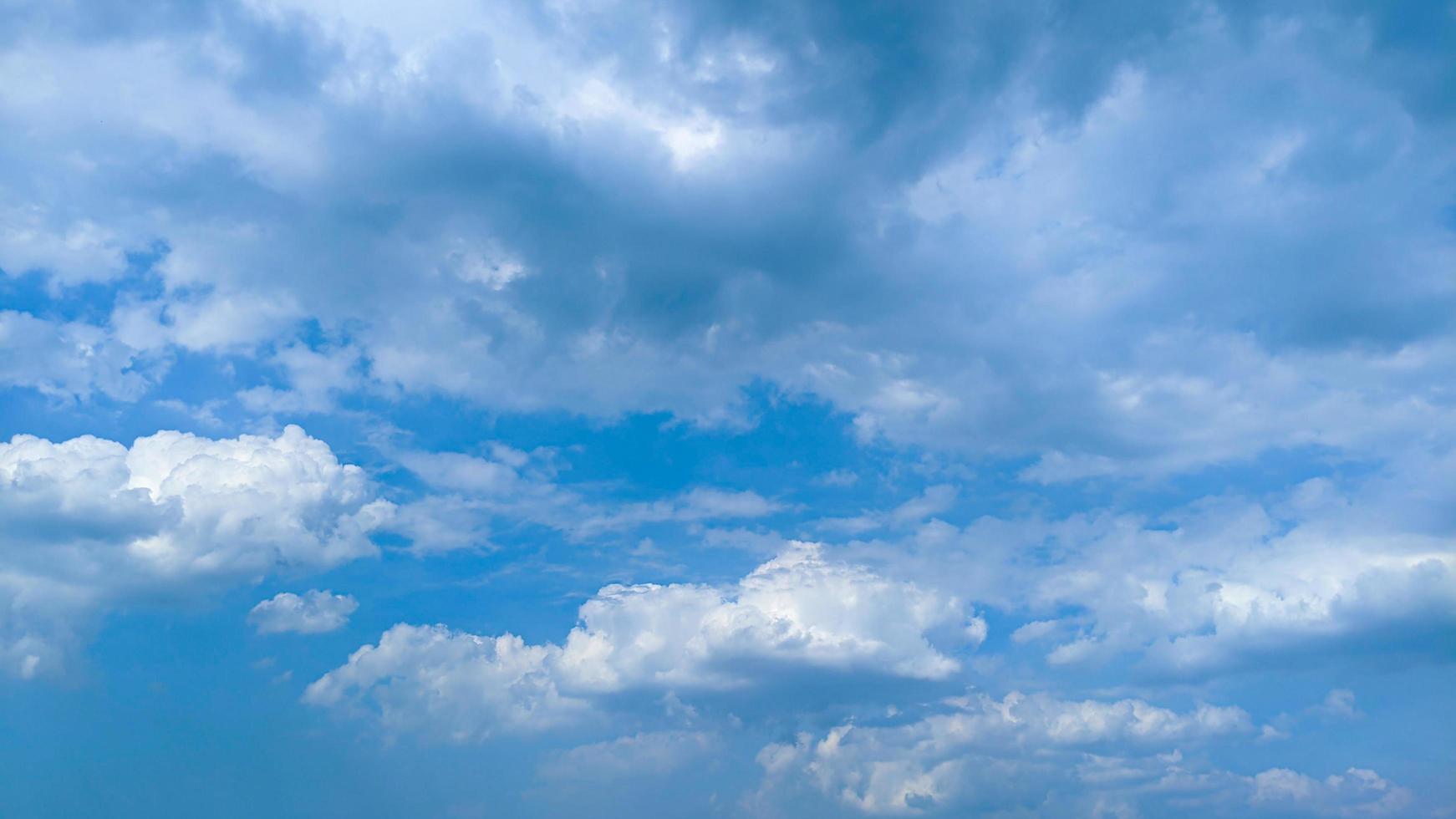 lindas nuvens e céu azul à luz do dia foto