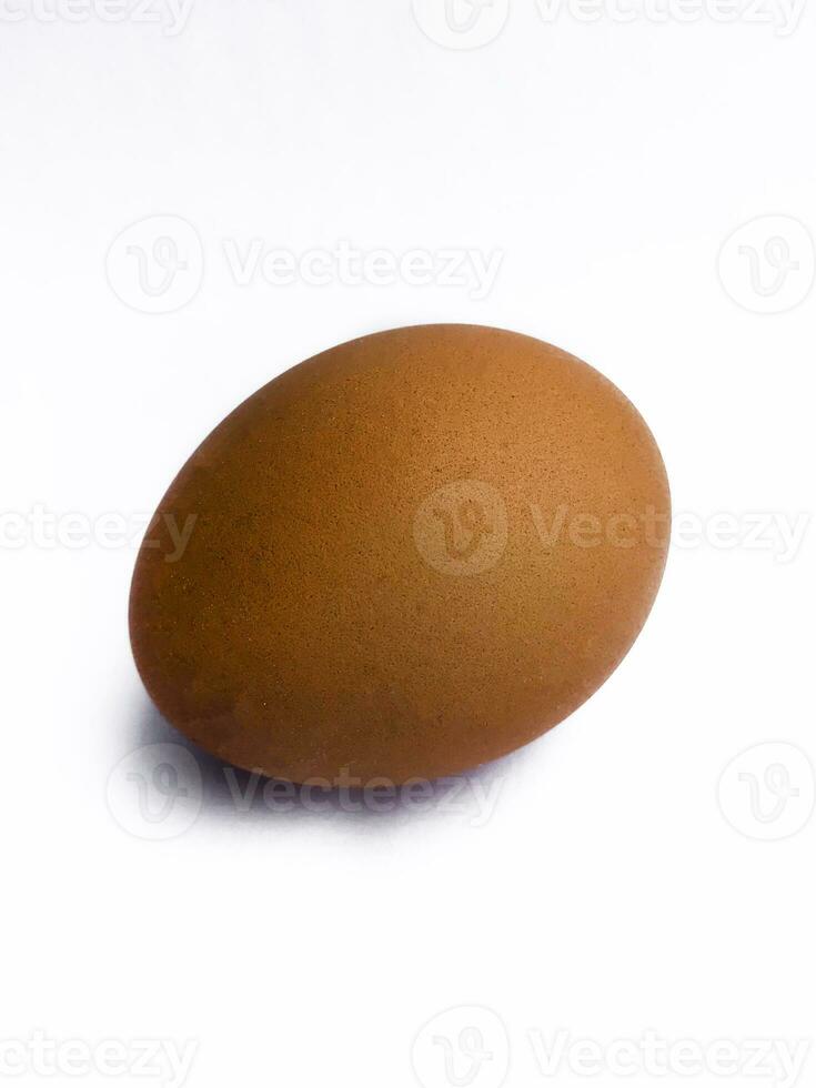ovo de galinha isolado no fundo branco. foto