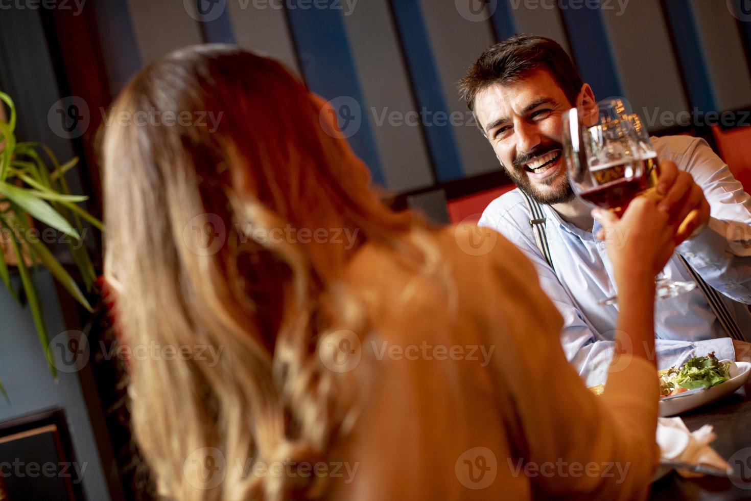 lindo casal apaixonado passando um tempo juntos em restaurante moderno foto