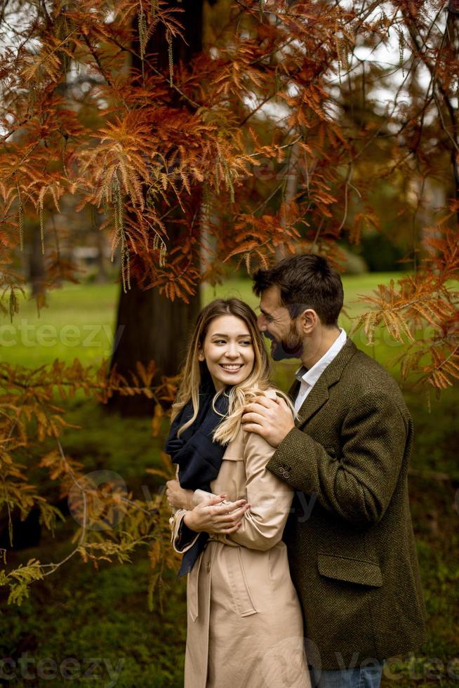 jovem casal no parque outono foto