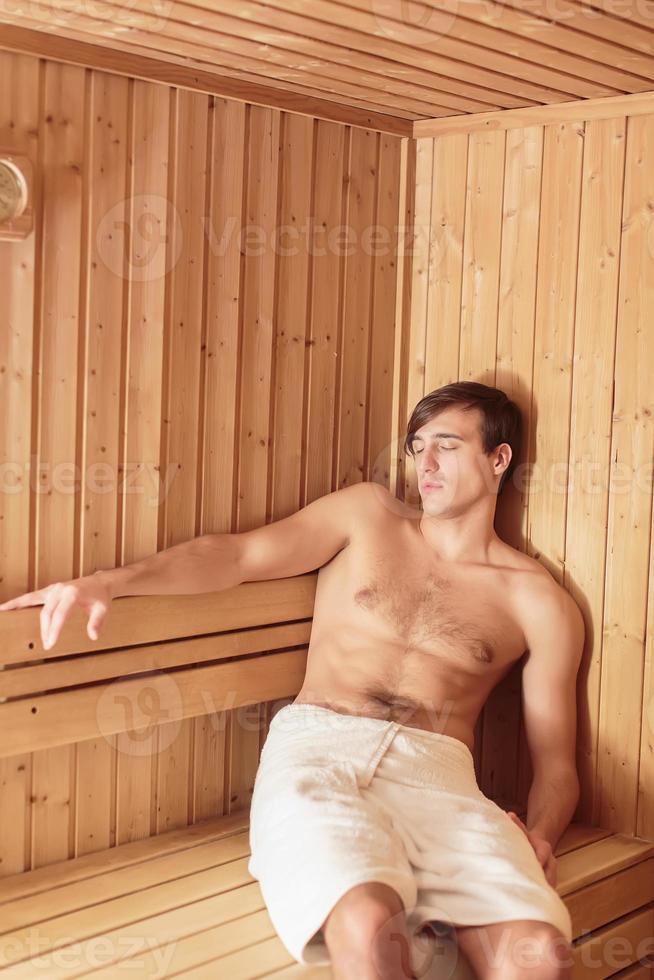 jovem na sauna foto