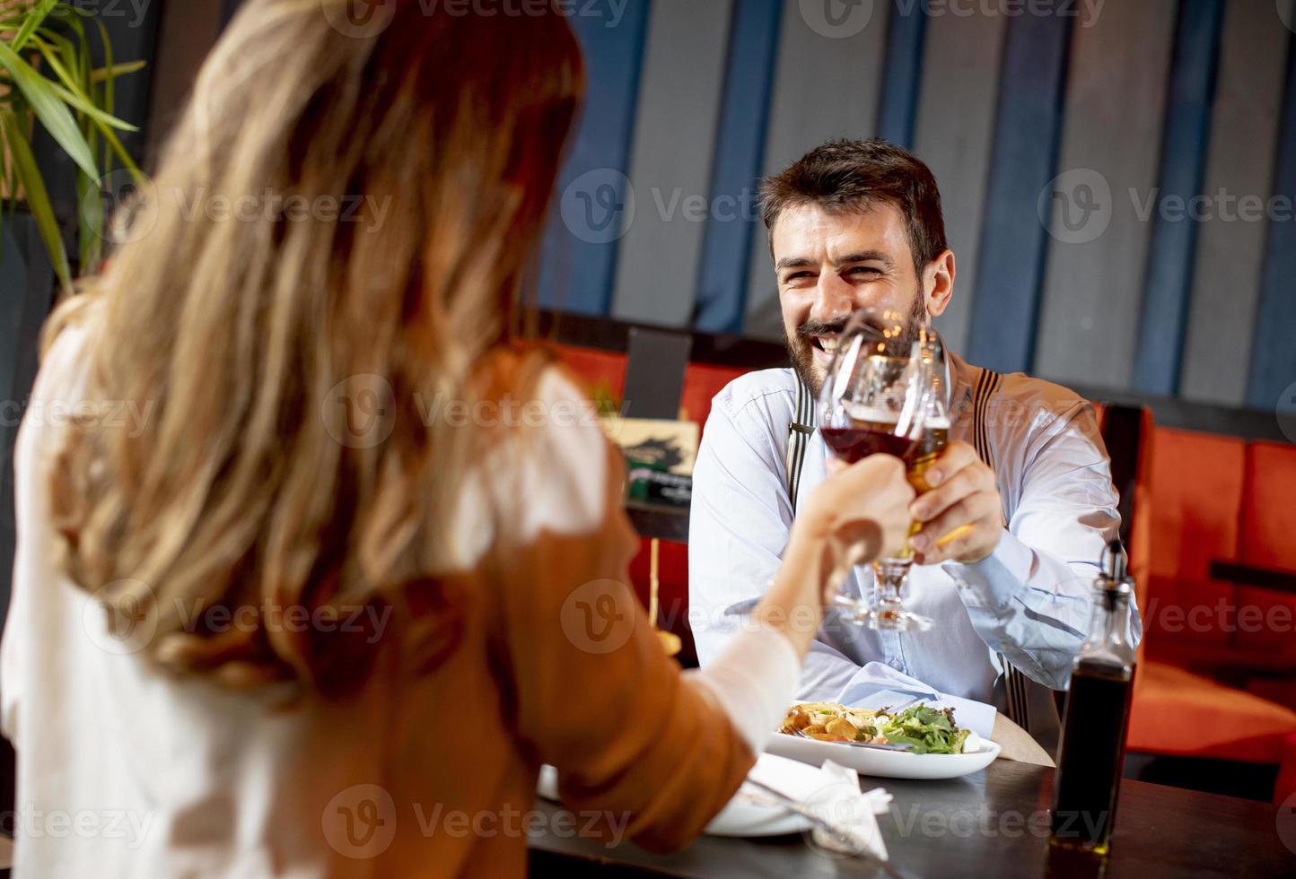 lindo casal apaixonado passando um tempo juntos em restaurante moderno foto